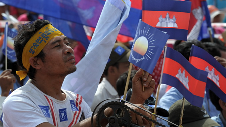 Người ủng hộ đảng đối lập Campuchia đi biểu tình sáng 23/10.